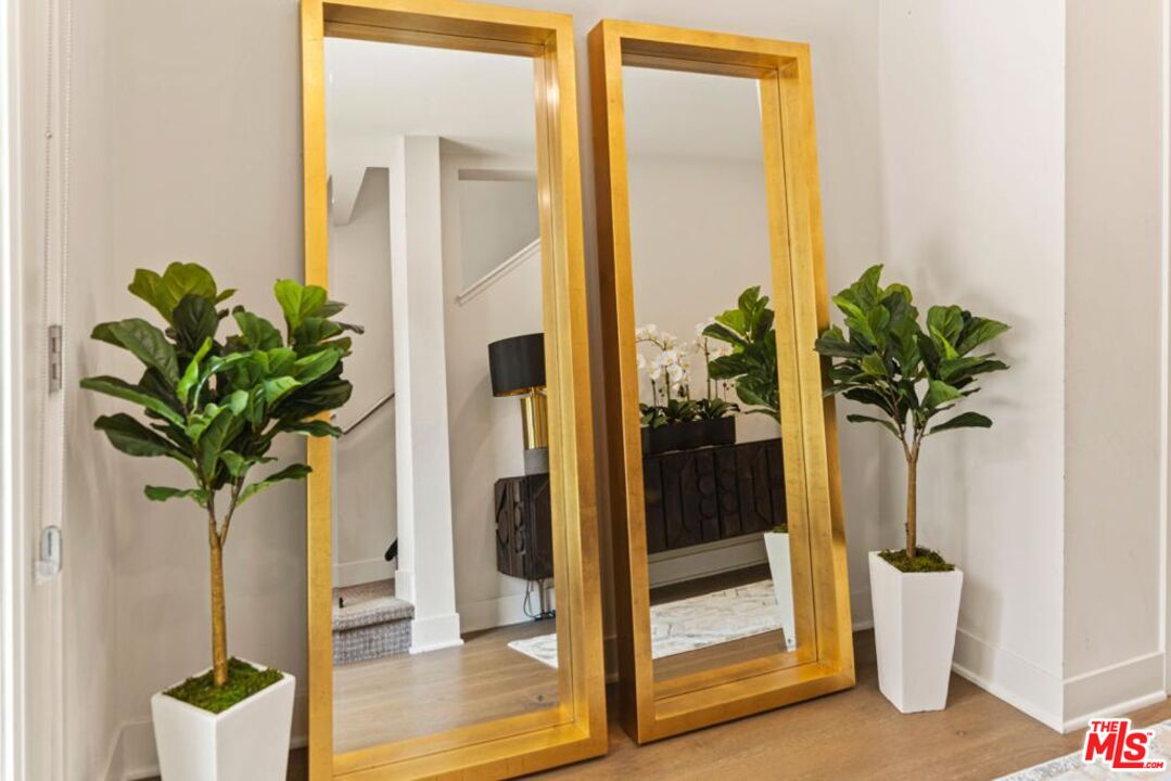 2776 Wright Lane Los Angeles, CA 90068 - Photo 4 of 16 a vase of flowers sitting on a floor