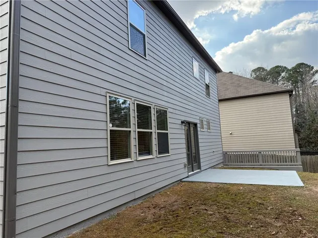 a view of a backyard