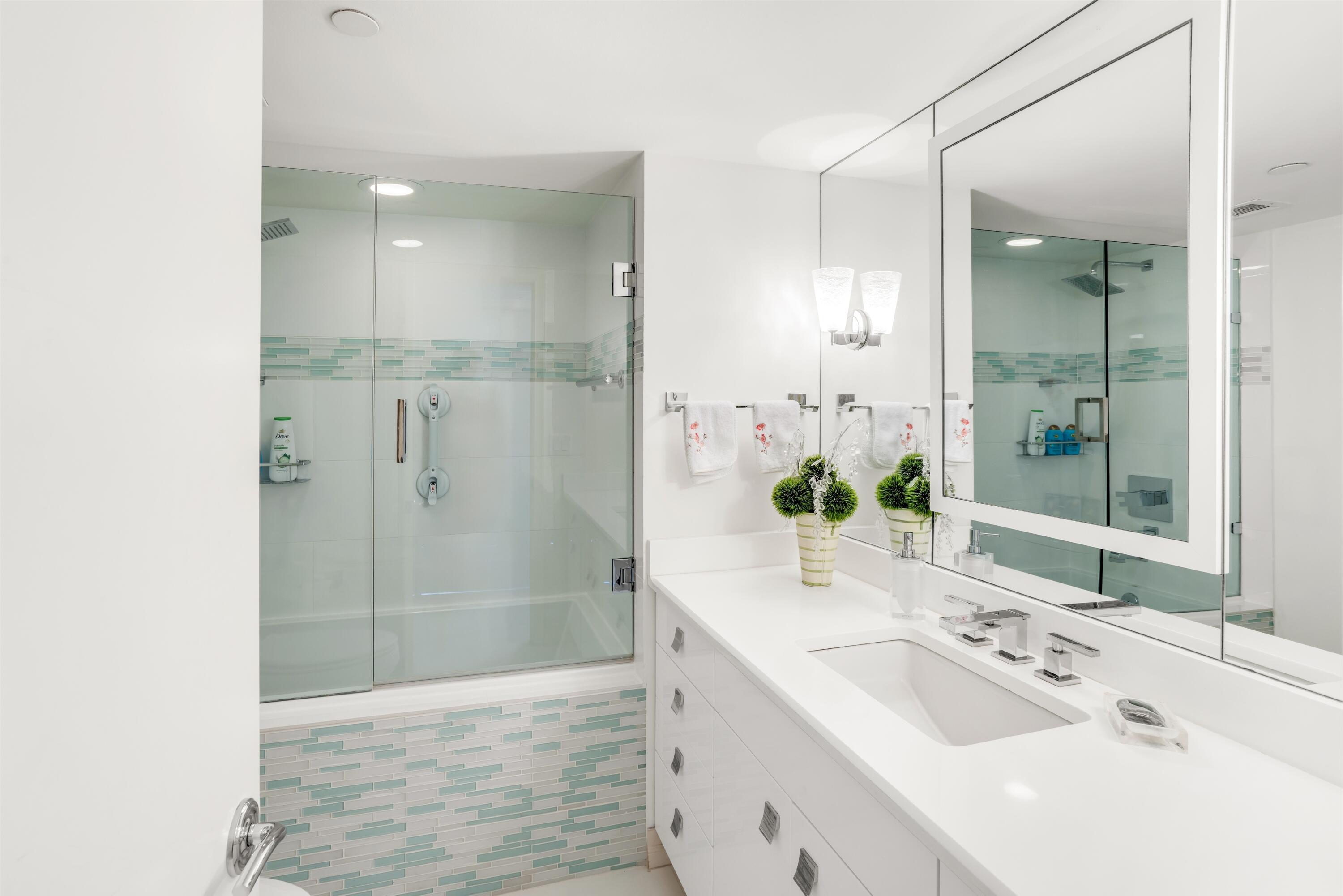 2600 South Ocean Boulevard, Unit 11E Boca Raton, FL 33432 - Photo 22 of 46 GUEST BATHROOM