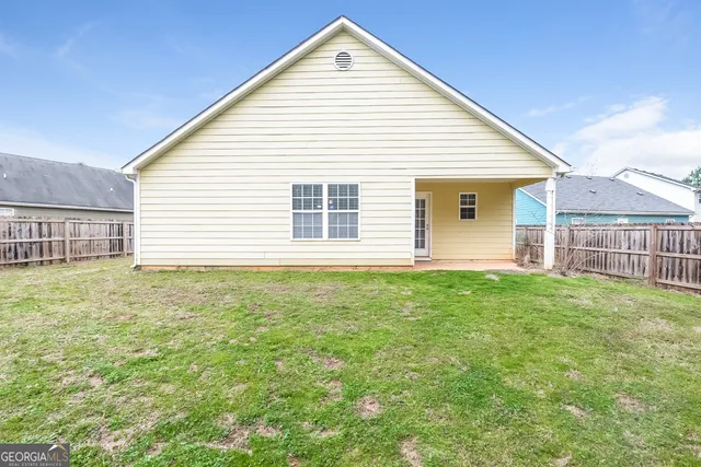 a view of a house with a backyard