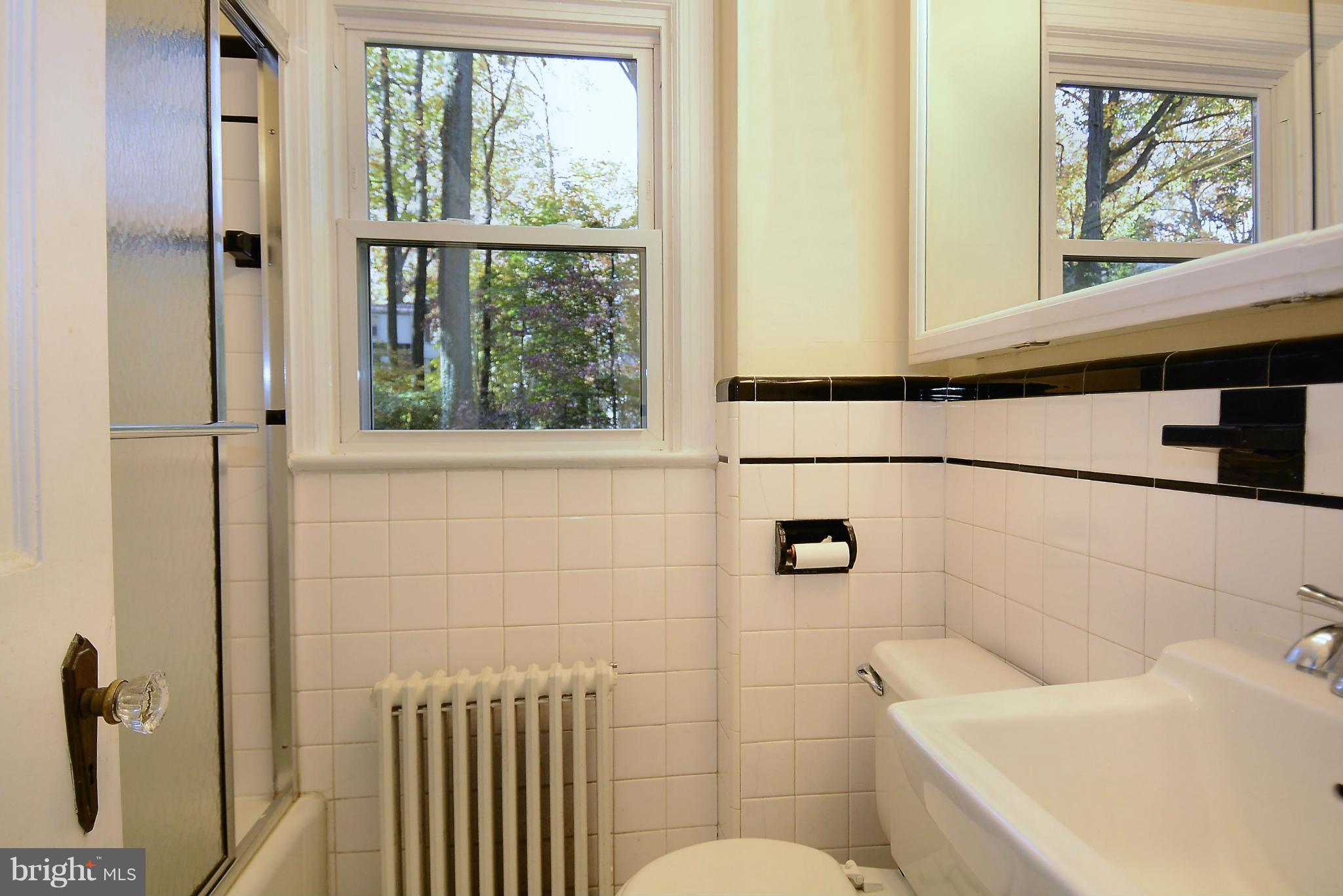 422 Windsor Street Silver Spring, MD 20910 - Photo 16 of 27 Bath
