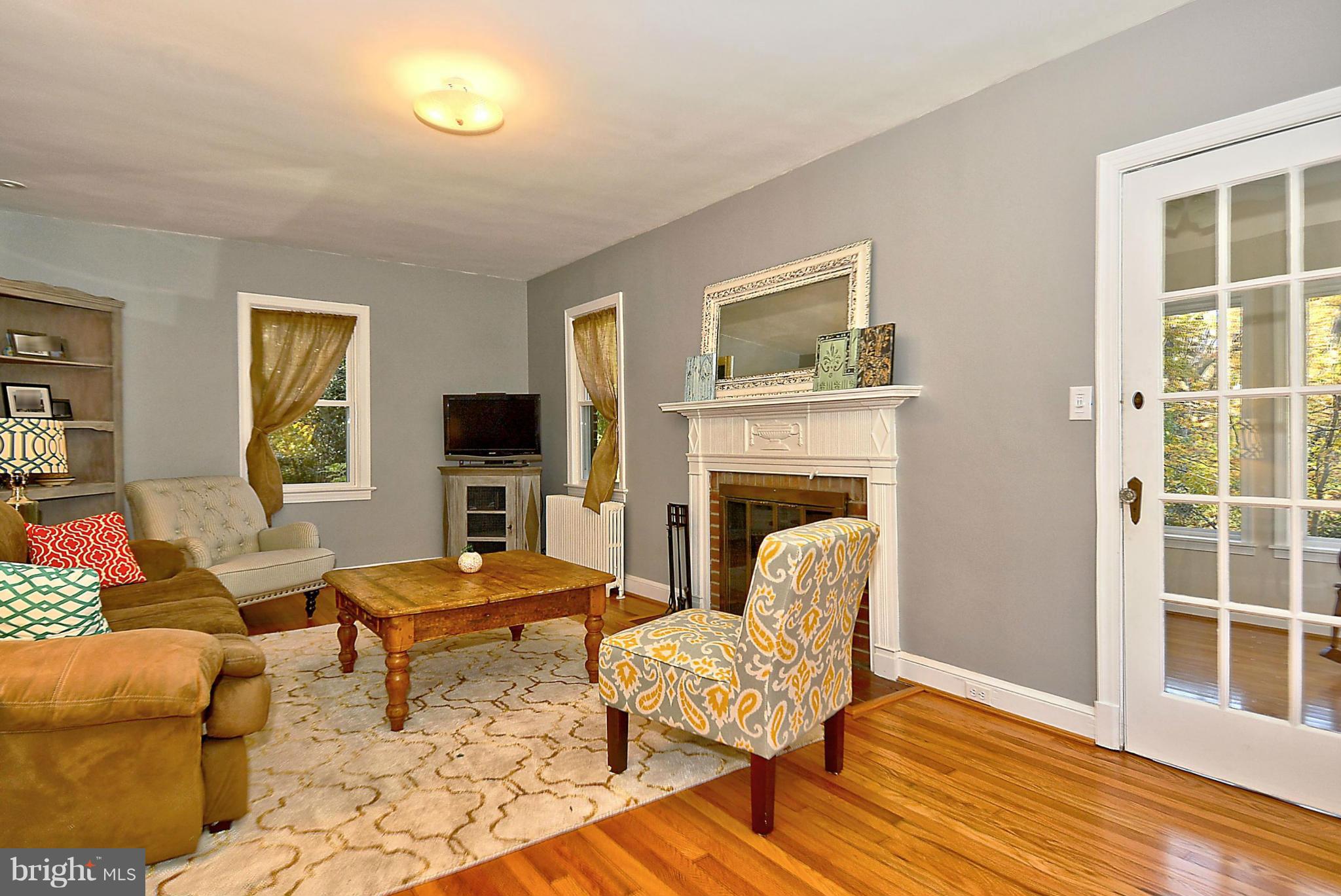 422 Windsor Street Silver Spring, MD 20910 - Photo 3 of 27 Living Room
