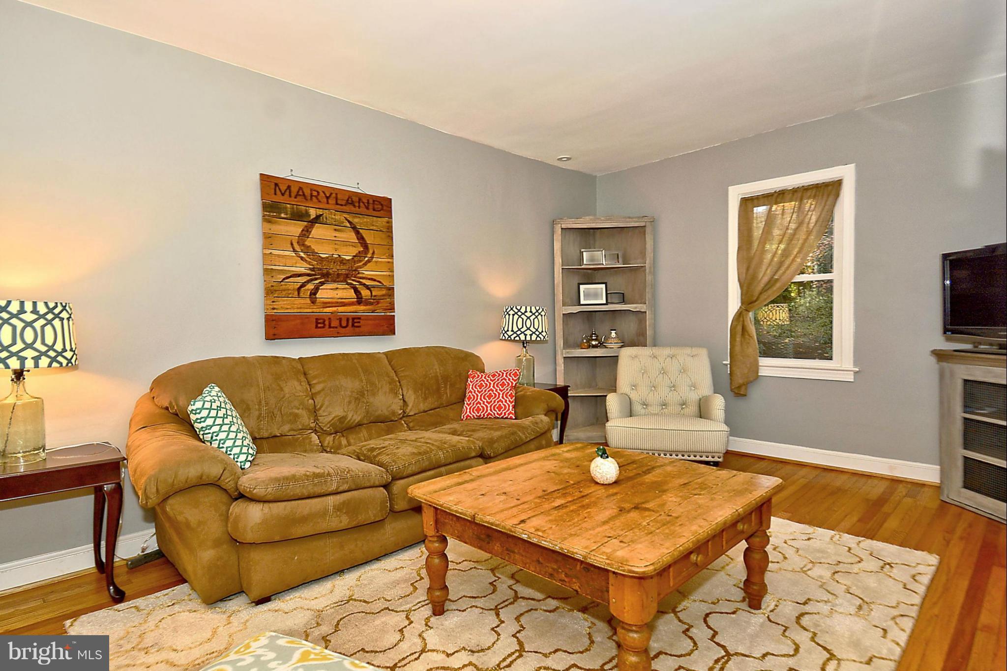 422 Windsor Street Silver Spring, MD 20910 - Photo 4 of 27 Living Room