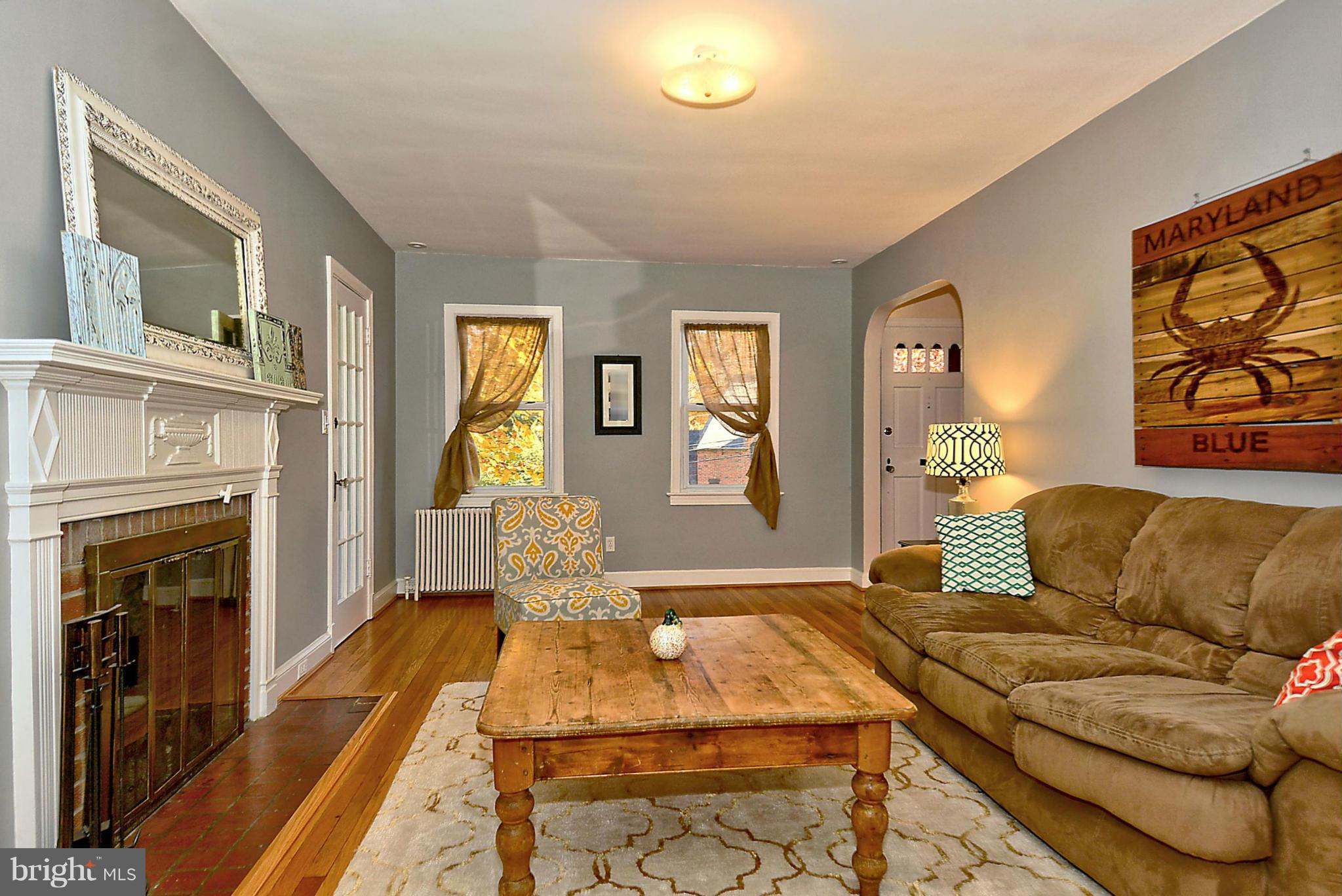 422 Windsor Street Silver Spring, MD 20910 - Photo 5 of 27 Living Room