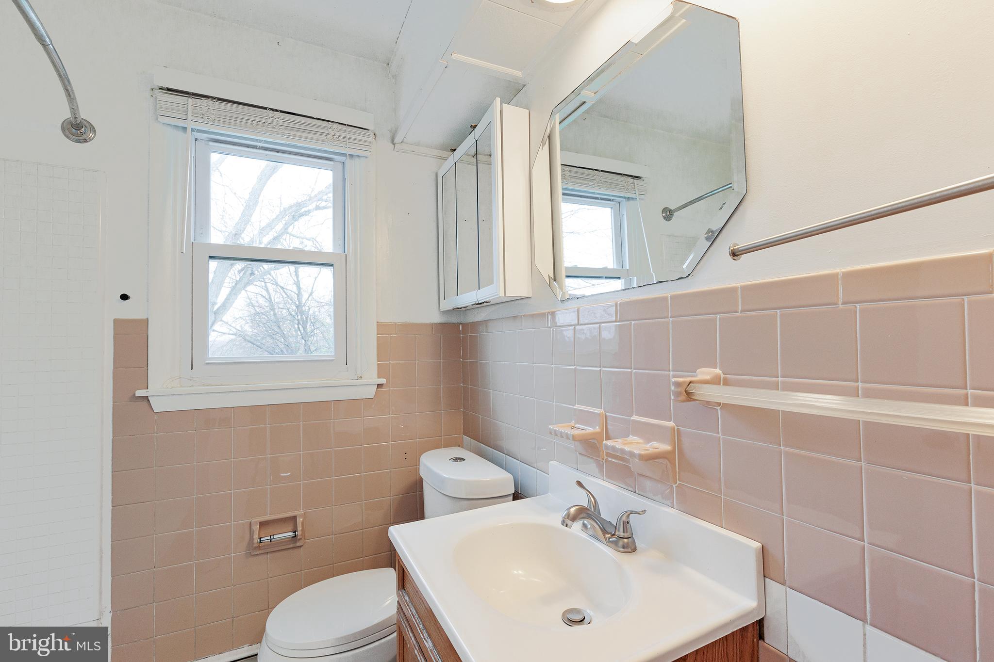 125 Rodes Avenue Gettysburg, PA 17325 - Photo 24 of 41 Full Bathroom
