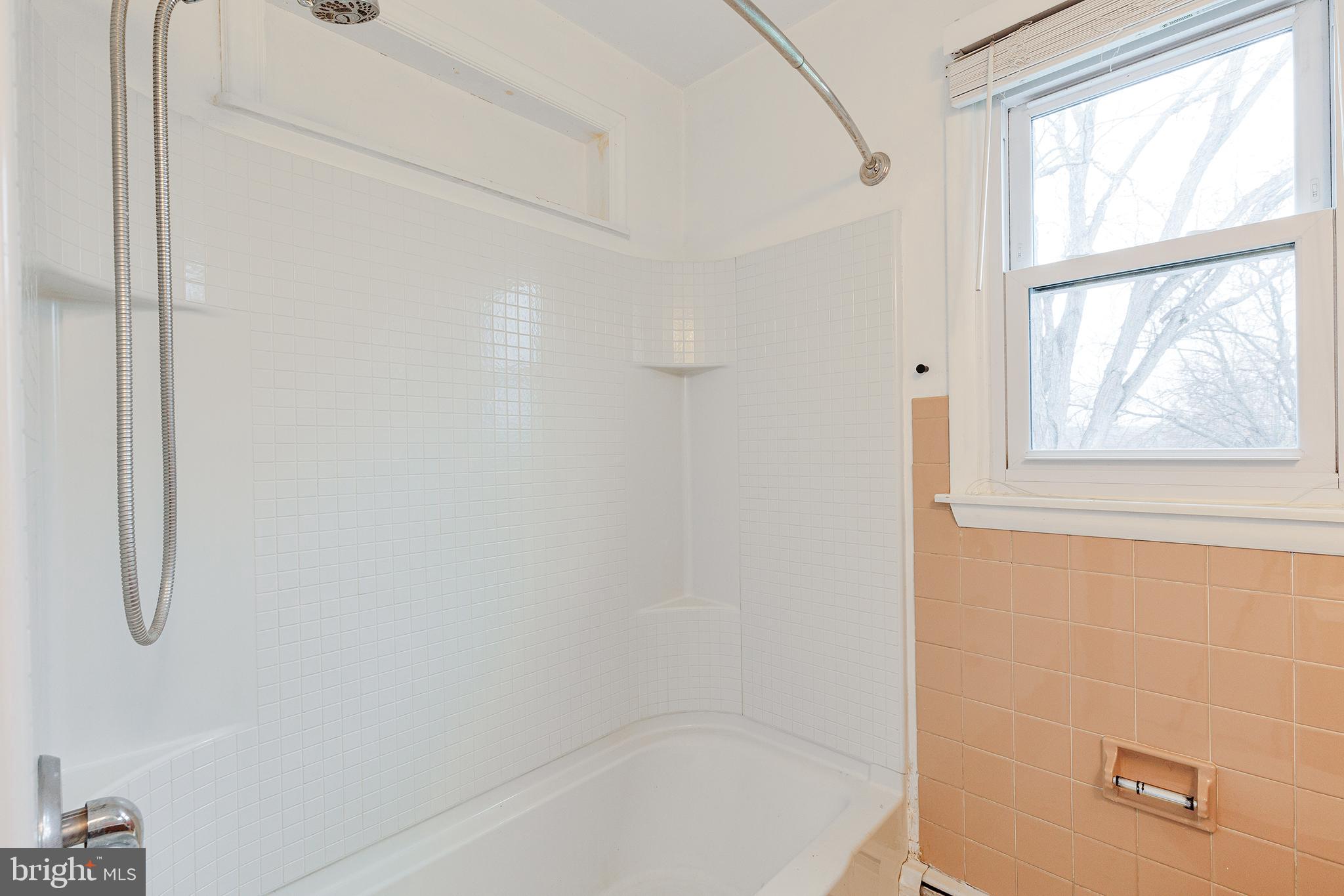 125 Rodes Avenue Gettysburg, PA 17325 - Photo 25 of 41 Full Bathroom