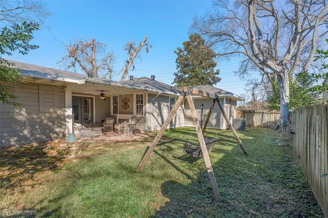 a view of a house with backyard