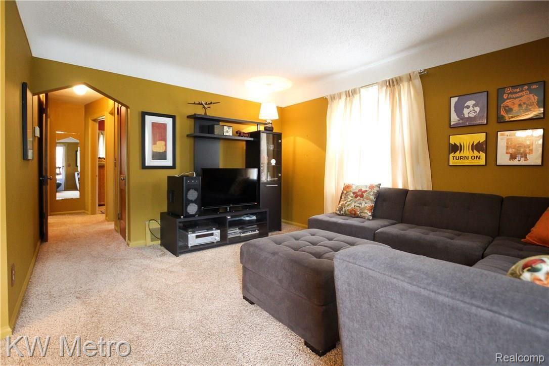 2726 Columbia Road Berkley, MI 48072 - Photo 2 of 38 IMG_1369.jpg