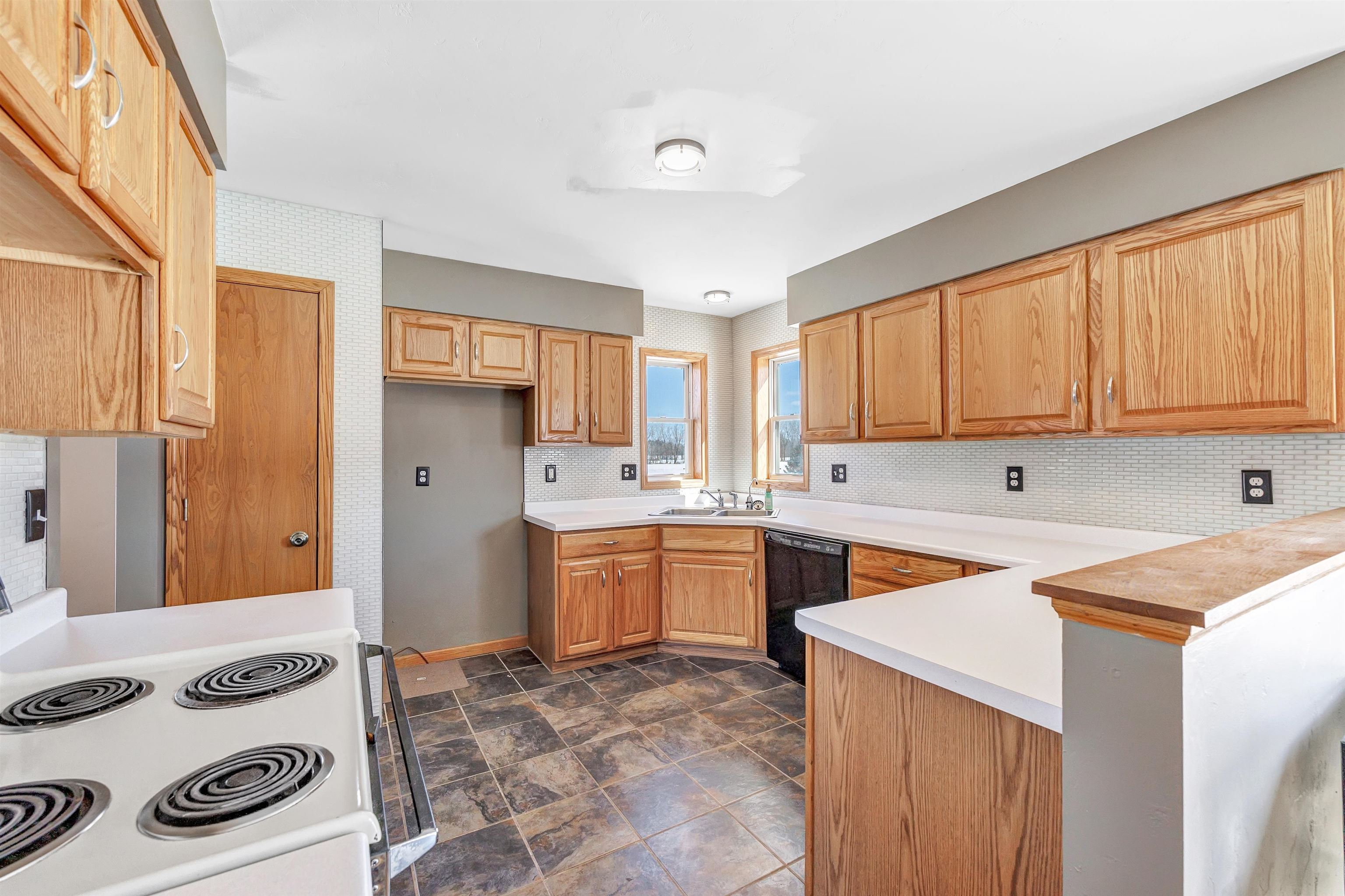 7920 Midway Road Lena, WI 54139 - Photo 6 of 38