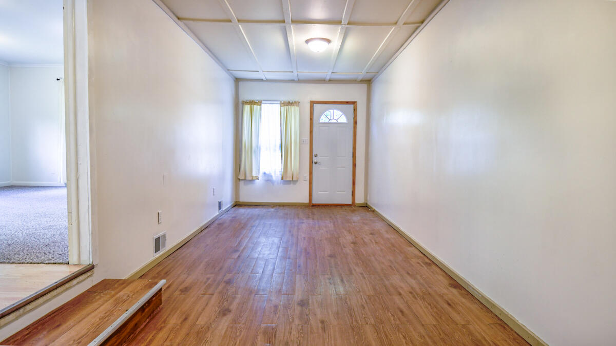 148 South Sutton Road Jackson, MI 49203 - Photo 3 of 27 148 S. Sutton RdEntryFR-2