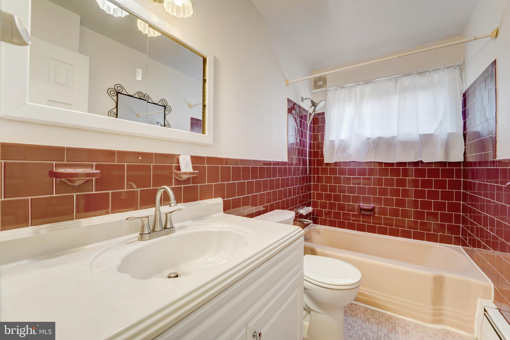 914 Rappaix Court Towson, MD 21286 - Photo 19 of 41 Main Floor Bathroom