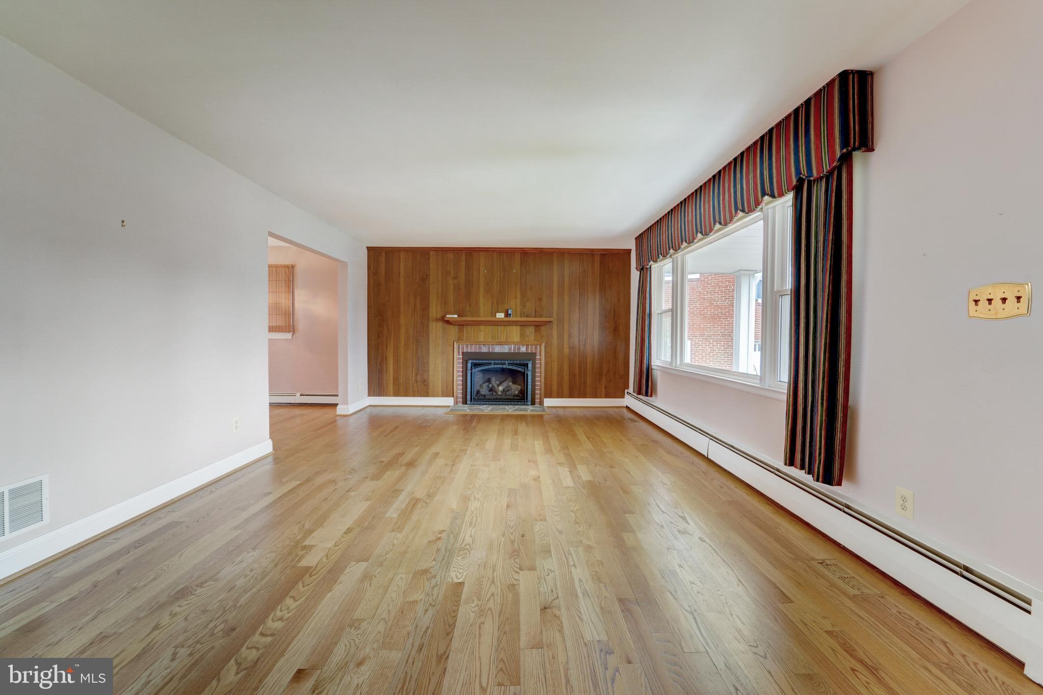 914 Rappaix Court Towson, MD 21286 - Photo 6 of 41 Living Room