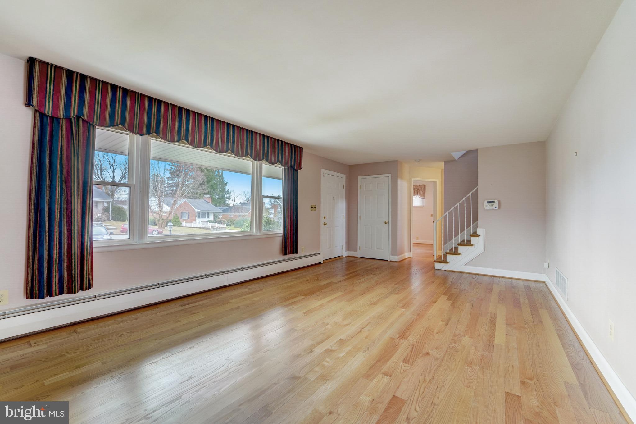 914 Rappaix Court Towson, MD 21286 - Photo 7 of 41 Living Room
