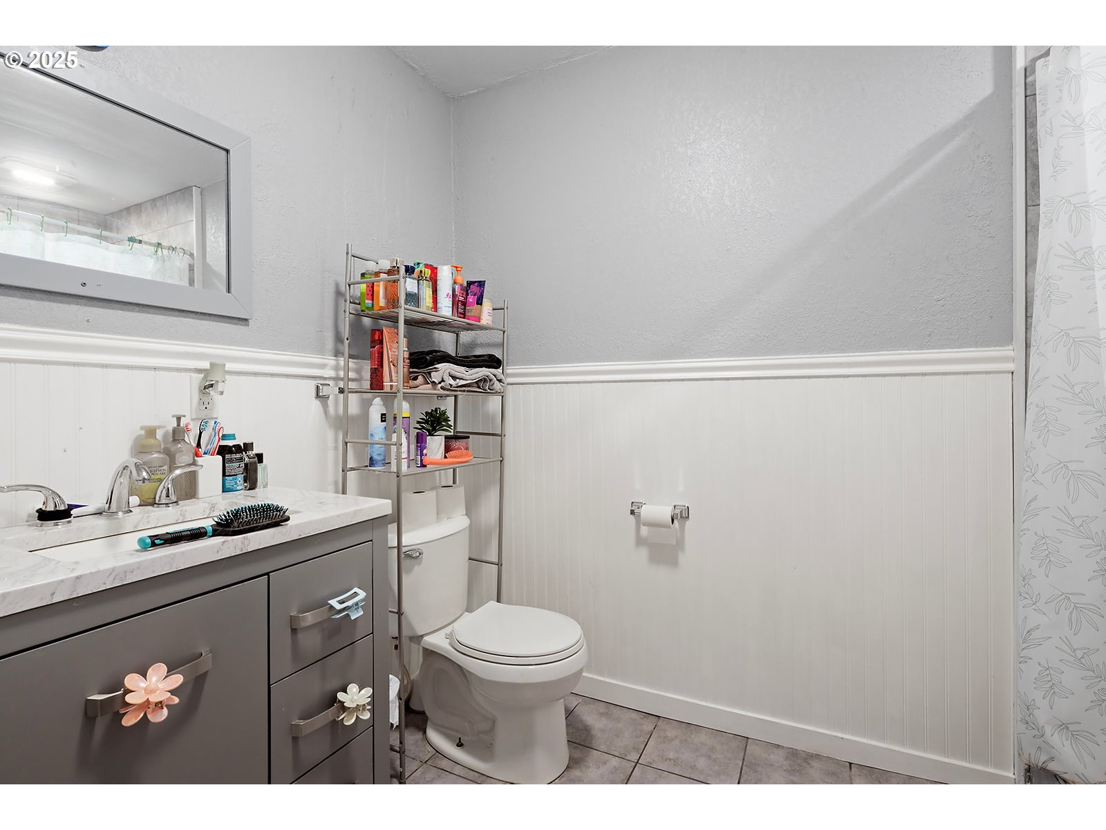 812 East 15th Street The Dalles, OR 97058 - Photo 13 of 41 a bathroom with a toilet a sink and mirror