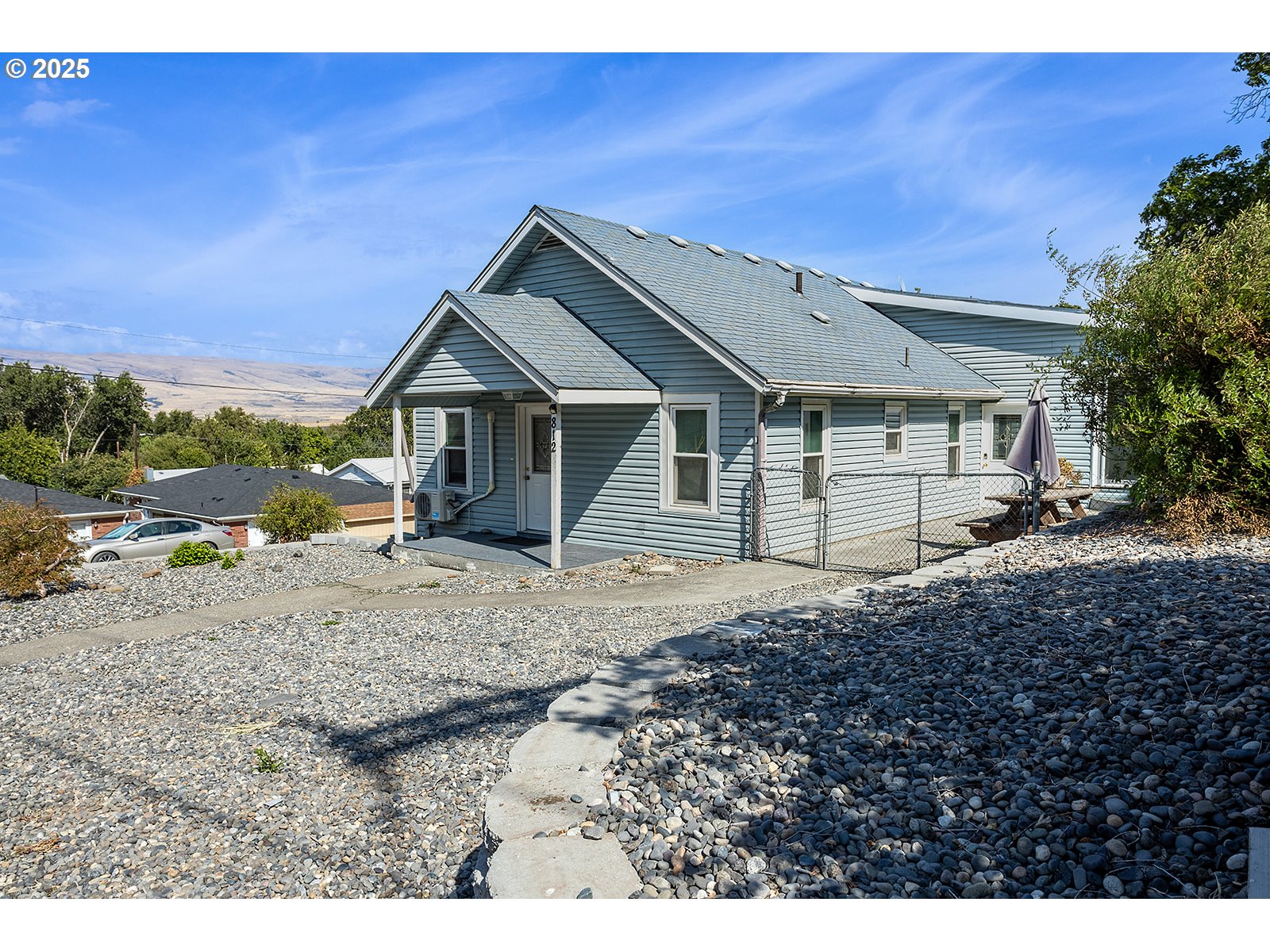 812 East 15th Street The Dalles, OR 97058 - Photo 16 of 41 a house with a outdoor space