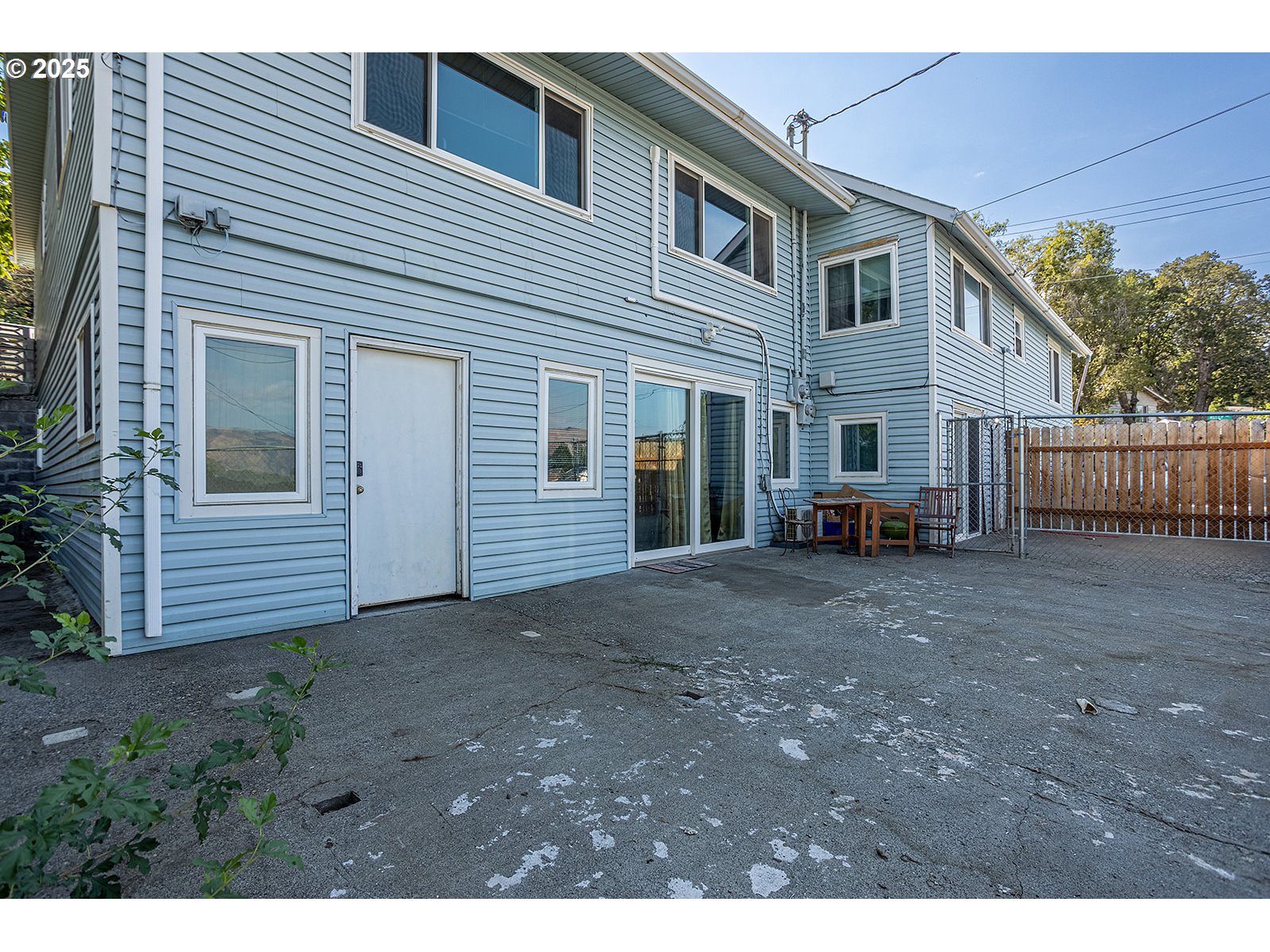 812 East 15th Street The Dalles, OR 97058 - Photo 24 of 41 a view of a house with a backyard and chairs