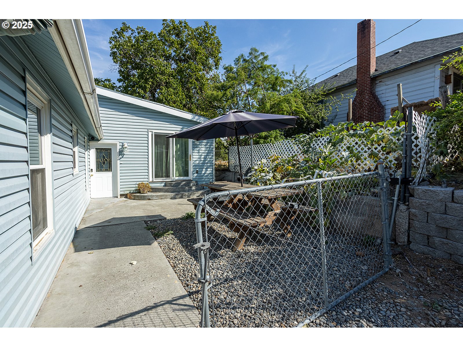 812 East 15th Street The Dalles, OR 97058 - Photo 33 of 41 a view of a patio with a table and chairs
