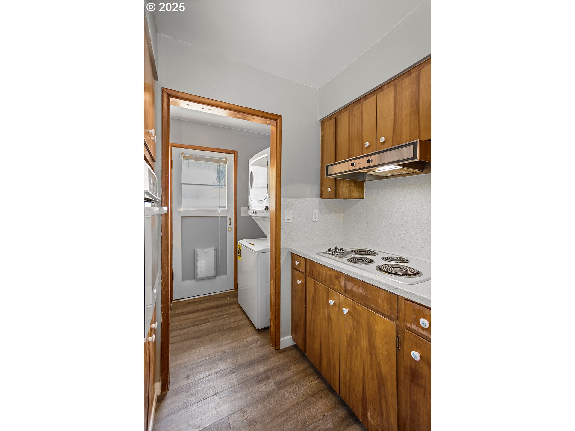 812 East 15th Street The Dalles, OR 97058 - Photo 39 of 41 a kitchen with a refrigerator and a stove top oven