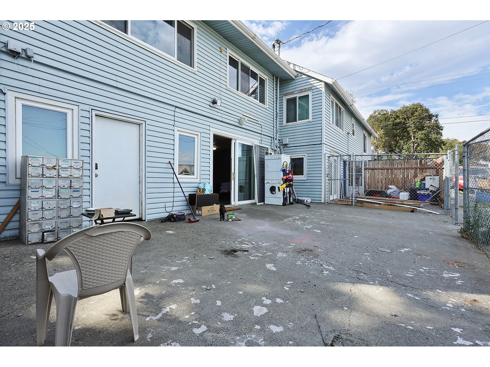 812 East 15th Street The Dalles, OR 97058 - Photo 4 of 41 a view of a patio with a table and chairs and potted plants