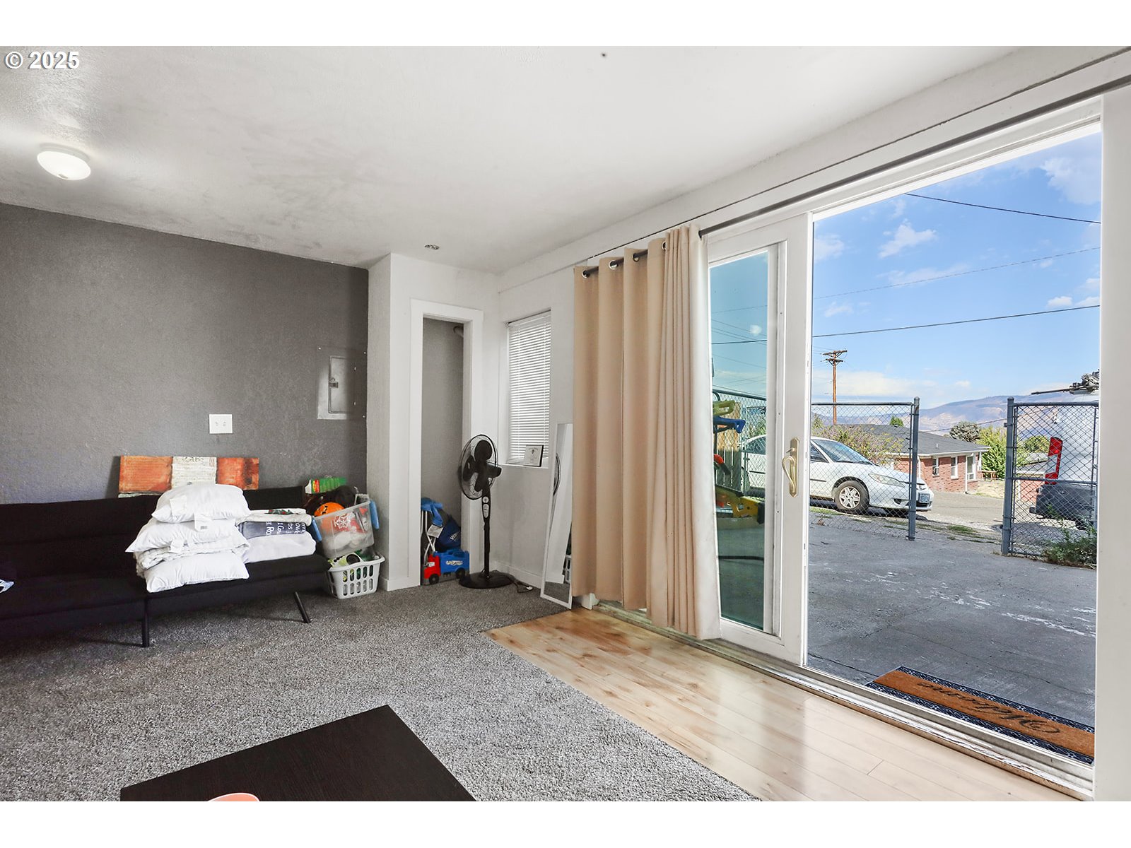 812 East 15th Street The Dalles, OR 97058 - Photo 5 of 41 a living room with furniture