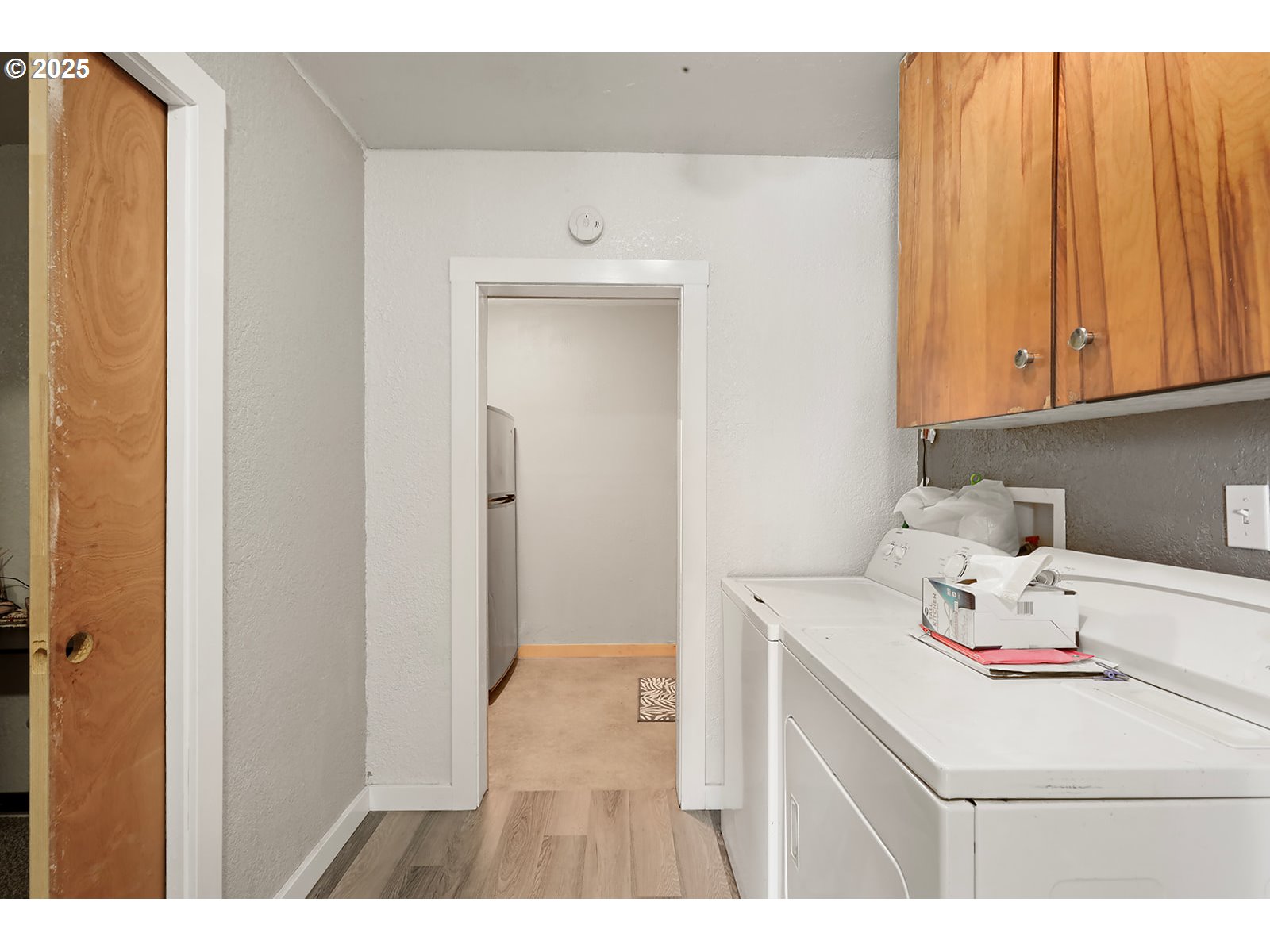 812 East 15th Street The Dalles, OR 97058 - Photo 10 of 41 a utility room with dryer and washer