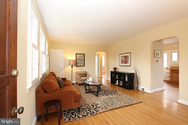620 Ray Drive Silver Spring, MD 20910 - Photo 4 of 25 Living Room