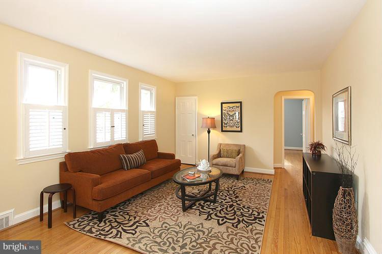 620 Ray Drive Silver Spring, MD 20910 - Photo 5 of 25 Living Room