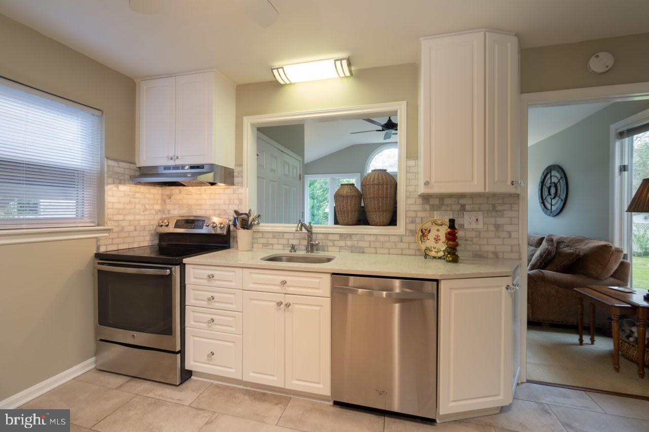 2004 Shenandoah Road Alexandria, VA 22308 - Photo 14 of 50 Custom marble backsplash
