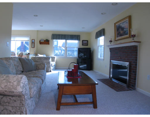 141 Saunders Road Norwood, MA 02062 - Photo 3 of 10 Gallery Image 3
