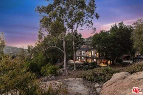 a view of a houses with a yard