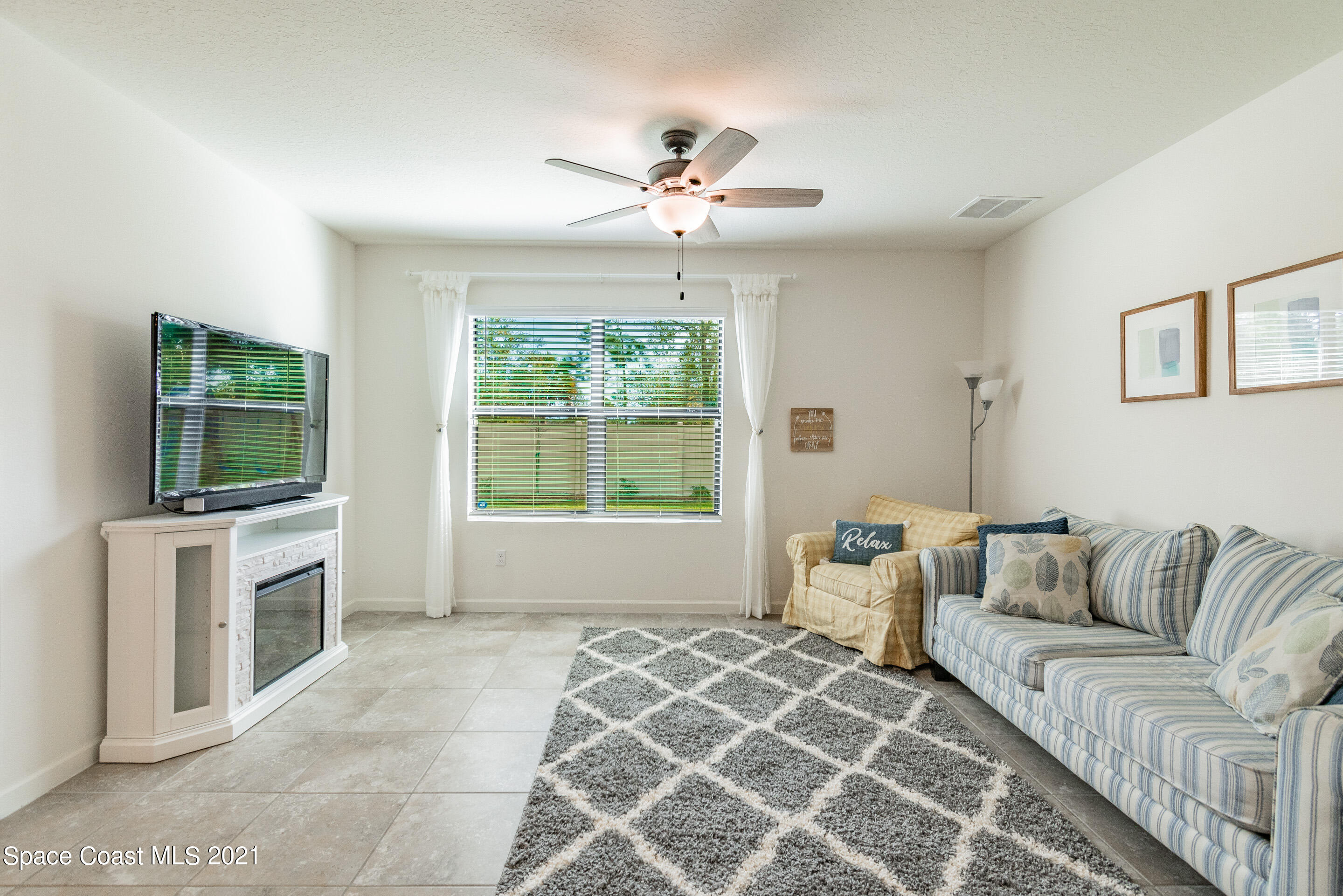 1581 Saxton Road Cocoa, FL 32926 - Photo 13 of 47 Living Room