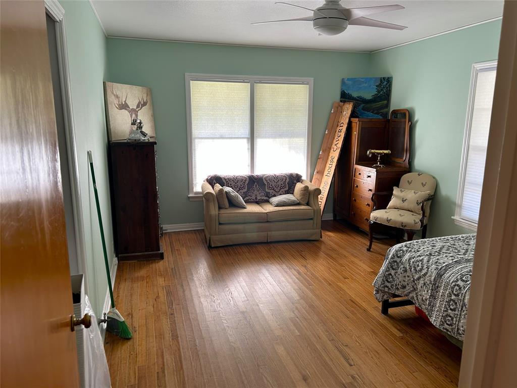 724 South Rusk Street Gainesville, TX 76240 - Photo 20 of 29 a living room with furniture and a window