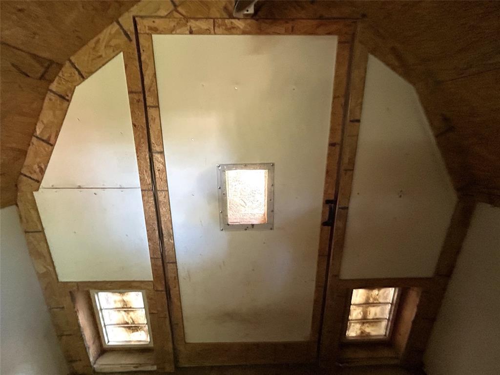 724 South Rusk Street Gainesville, TX 76240 - Photo 26 of 29 a bathroom with a window and a mirror