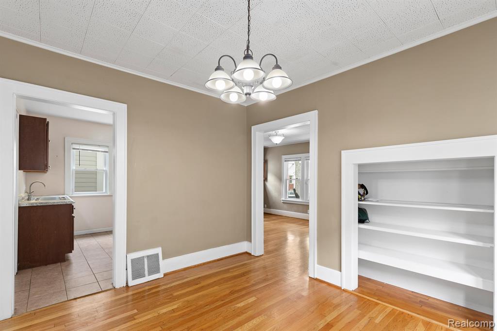 1347 Wayburn Street Grosse Pointe, MI 48230 - Photo 7 of 32