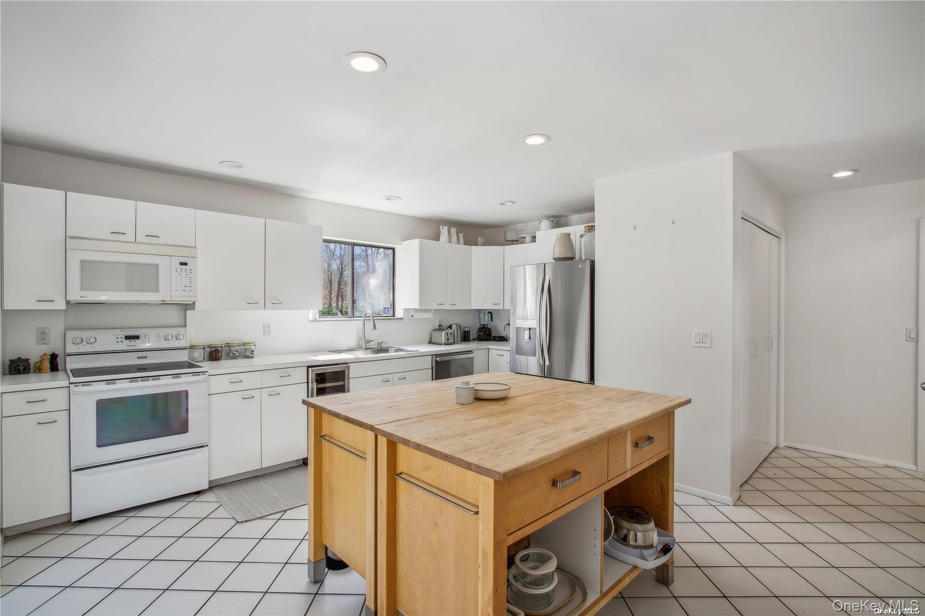 8 Deer Path Quogue, NY 11959 - Photo 5 of 23 Kitchen