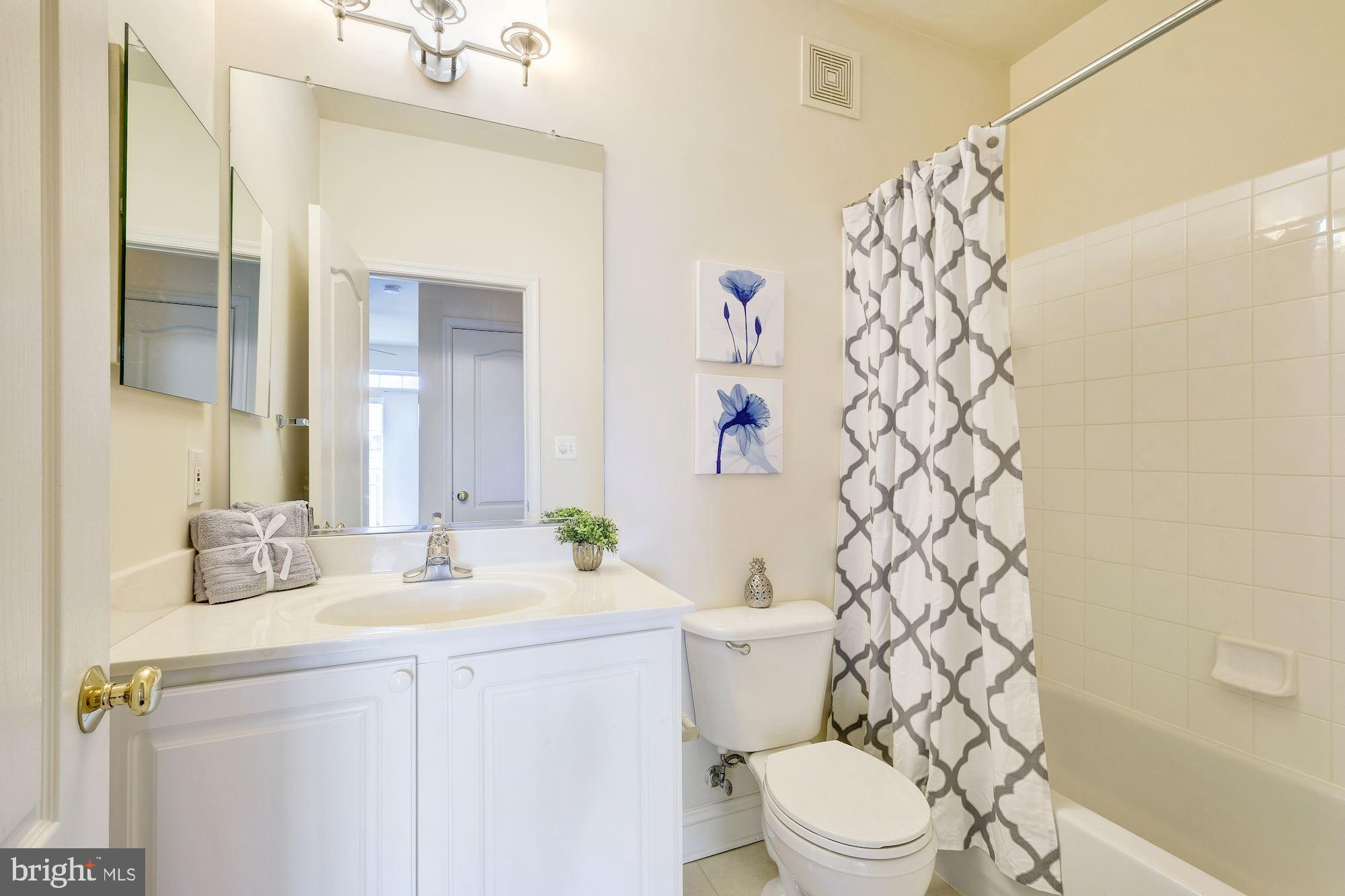 117 Bucksfield Road Gaithersburg, MD 20878 - Photo 22 of 29 2nd Full Bath with ceramic tile shower/tub