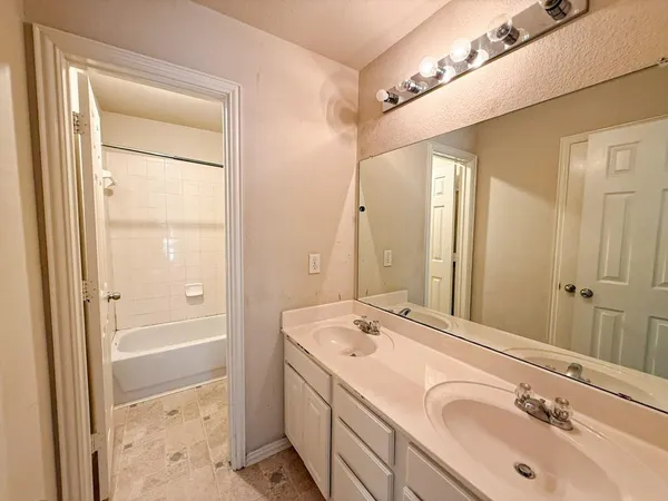 $2,800 | 8014 Amesbury Lane, Rowlett, TX 75089