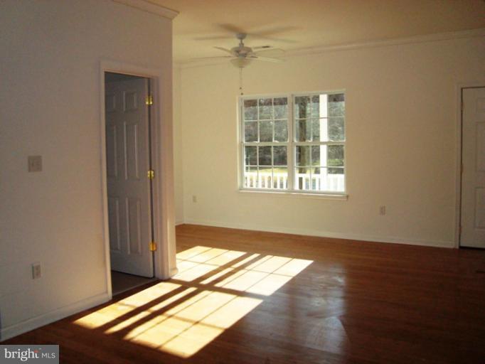 8285 Shilling Road Pasadena, MD 21122 - Photo 8 of 15 Living Room