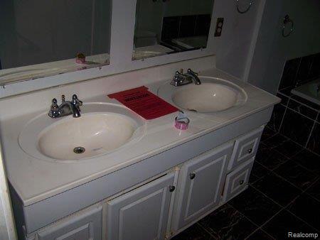 24211 Farmington Road Farmington, MI 48336 - Photo 10 of 23 107_4818AC