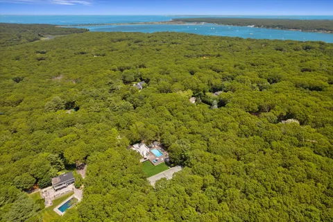 $3,295,000 | 2 Jodys Path, East Hampton, NY 11937