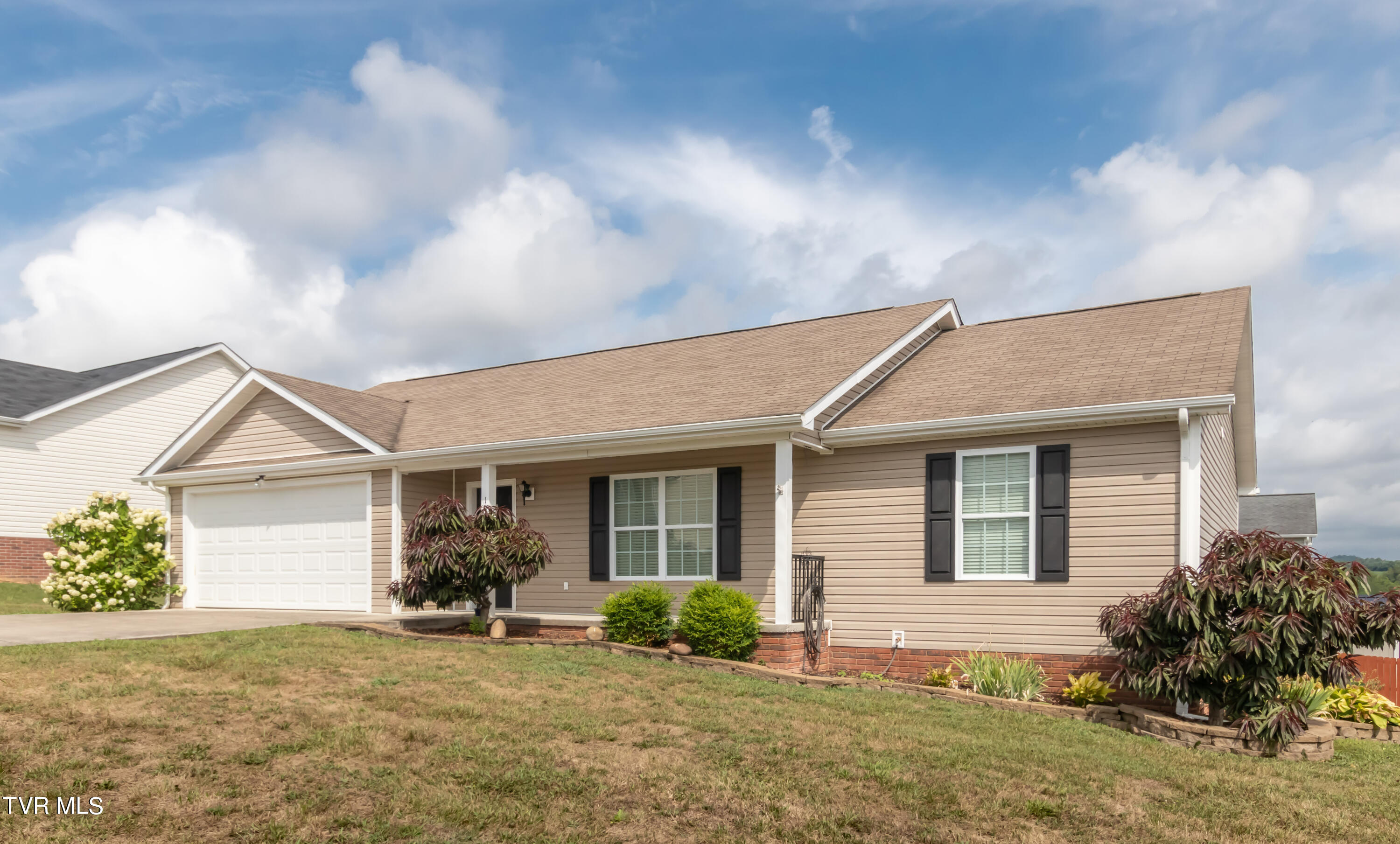 106 May Apple Road Bluff City, TN 37618 - Photo 3 of 41 Right Front