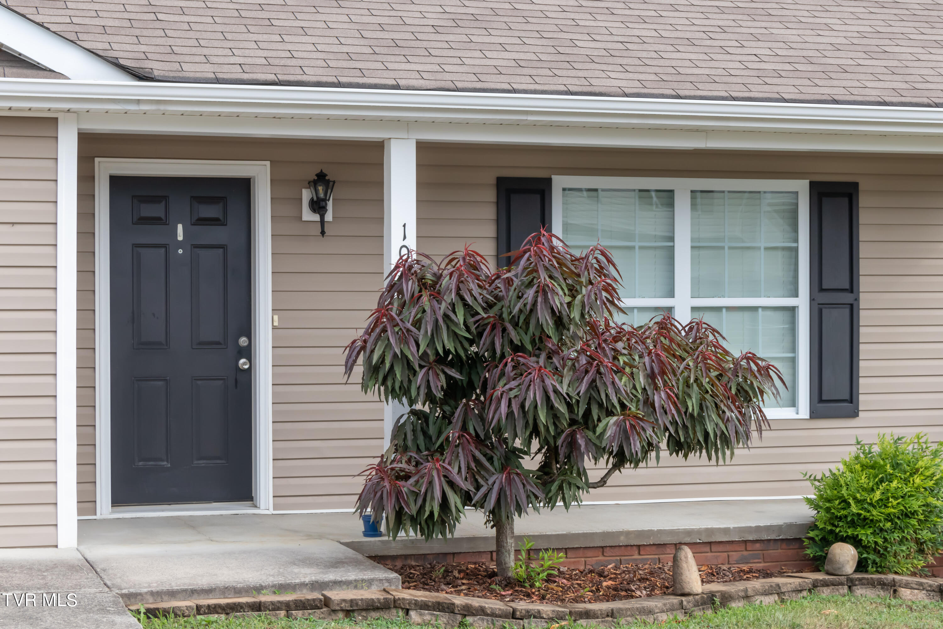 106 May Apple Road Bluff City, TN 37618 - Photo 4 of 41 Front Porch