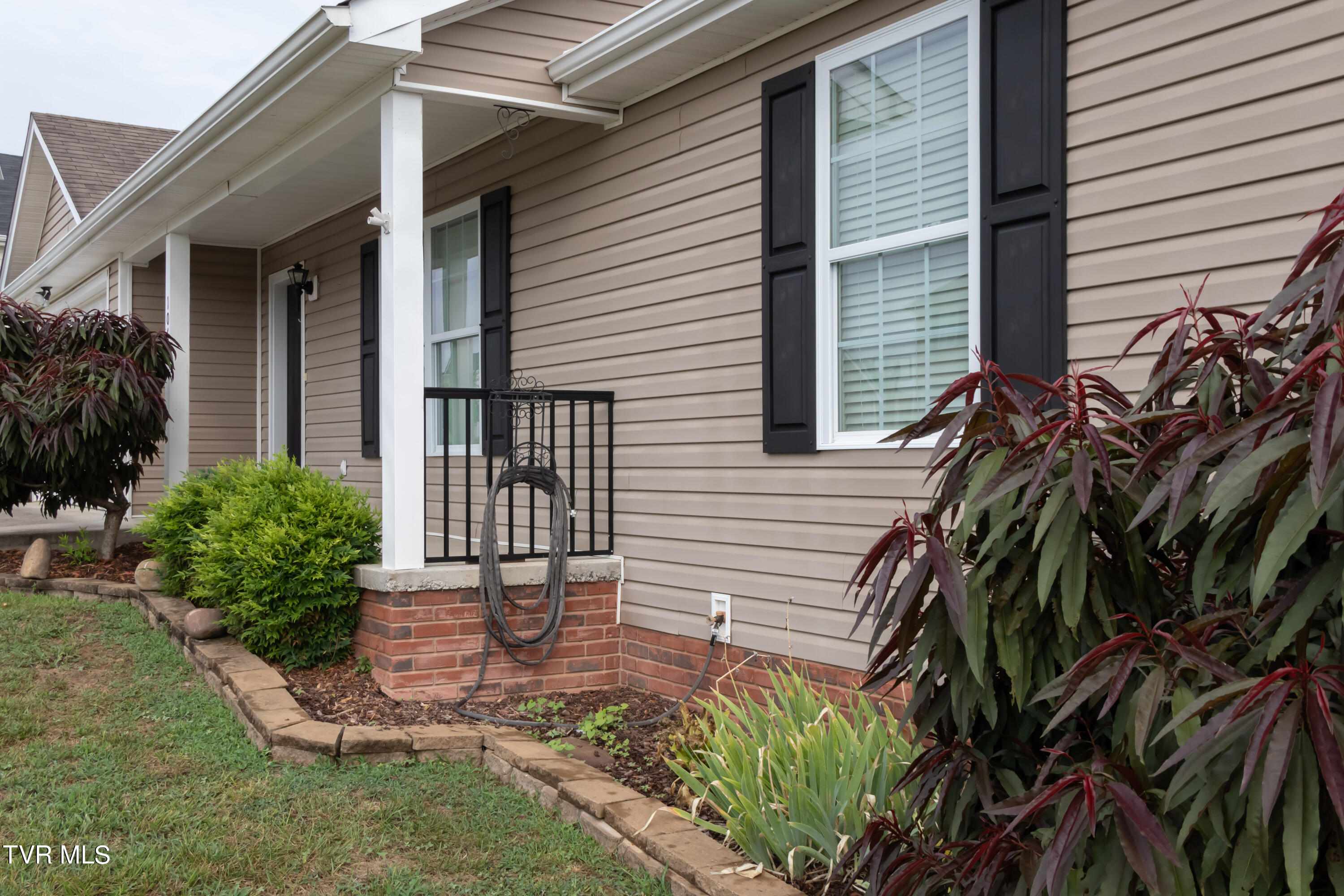 106 May Apple Road Bluff City, TN 37618 - Photo 5 of 41 Front Porch