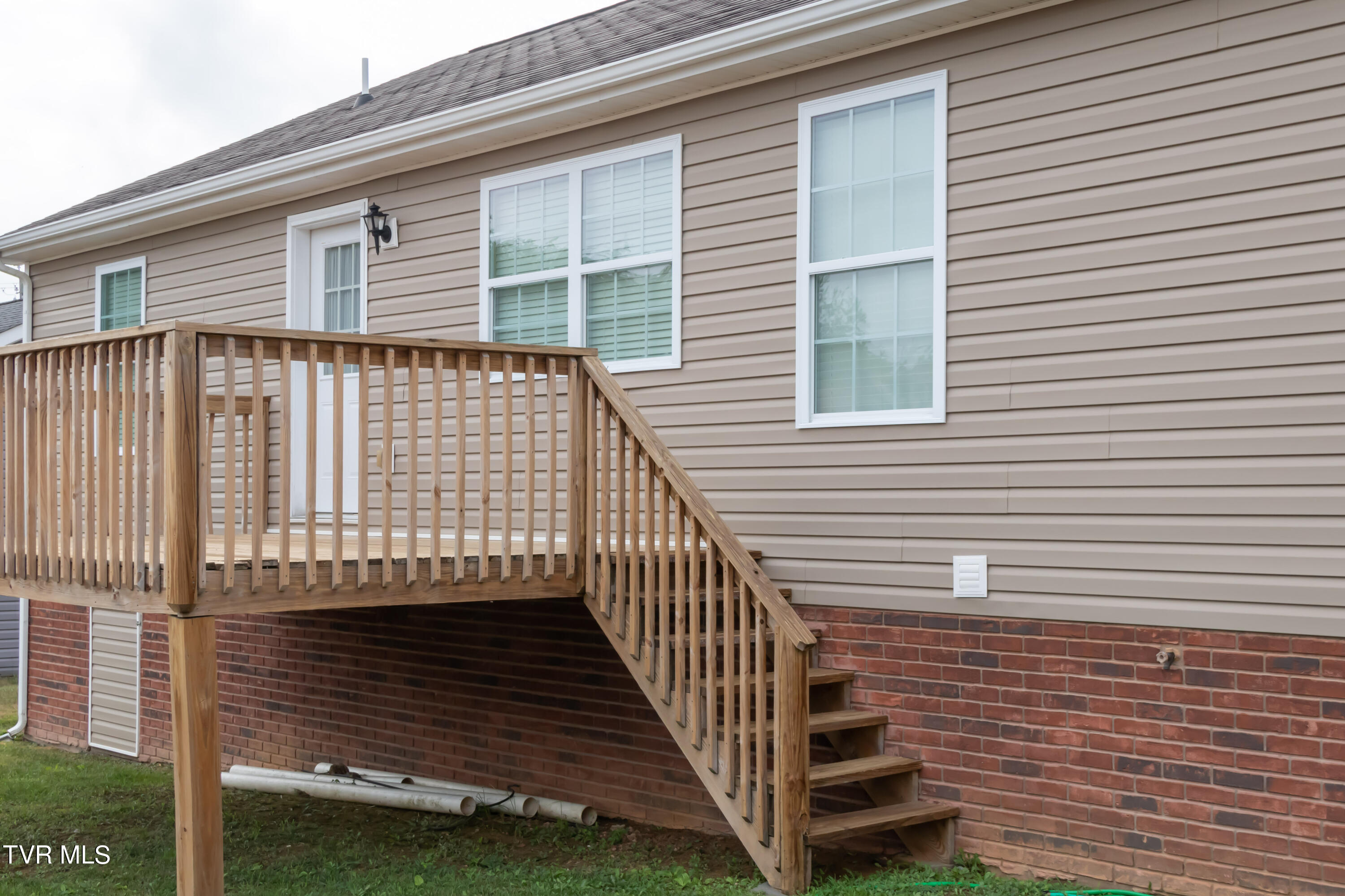 106 May Apple Road Bluff City, TN 37618 - Photo 6 of 41 Deck