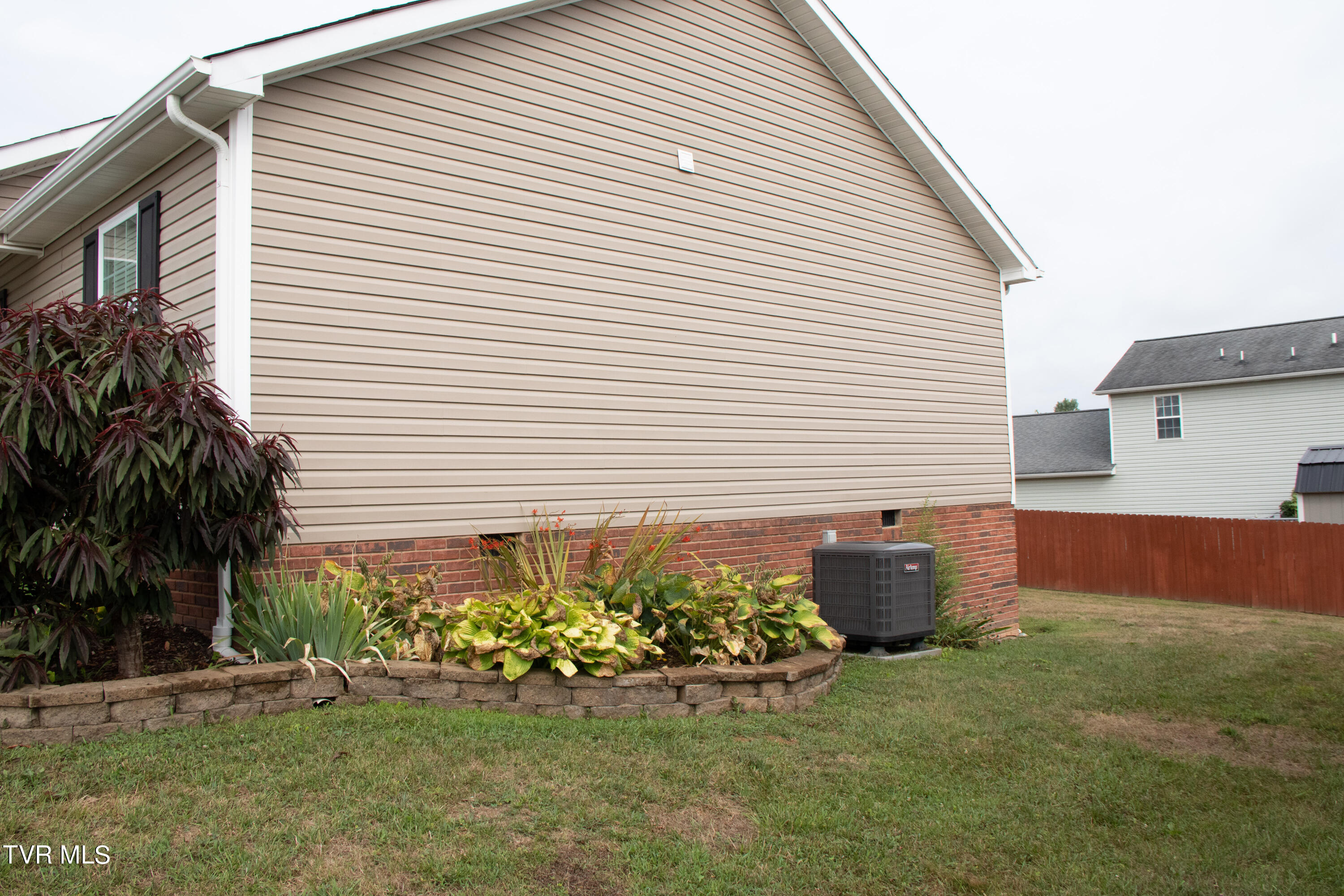 106 May Apple Road Bluff City, TN 37618 - Photo 8 of 41 Side