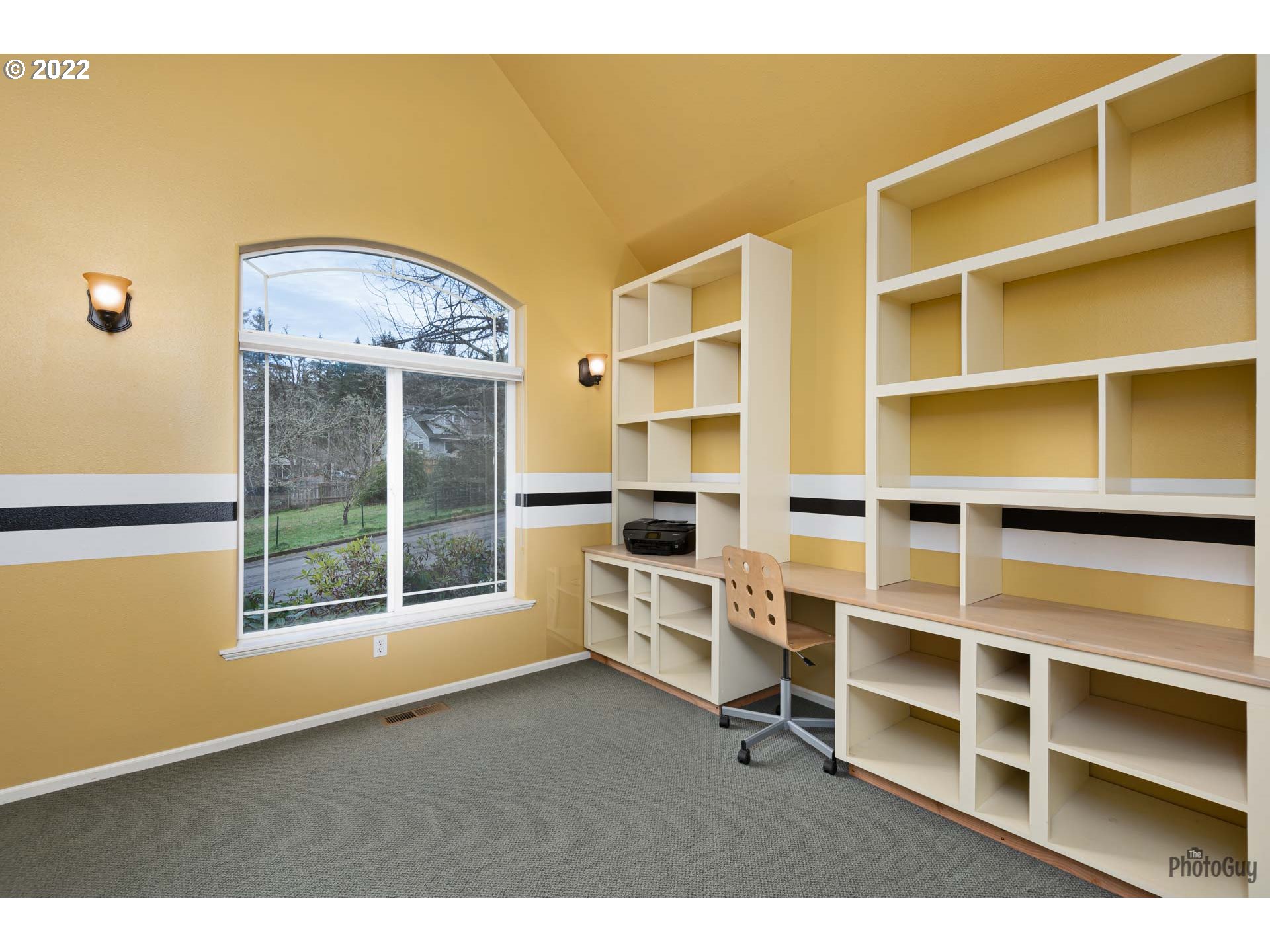 818 South 67th Street Springfield, OR 97478 - Photo 20 of 32 a view of a livingroom with furniture and window