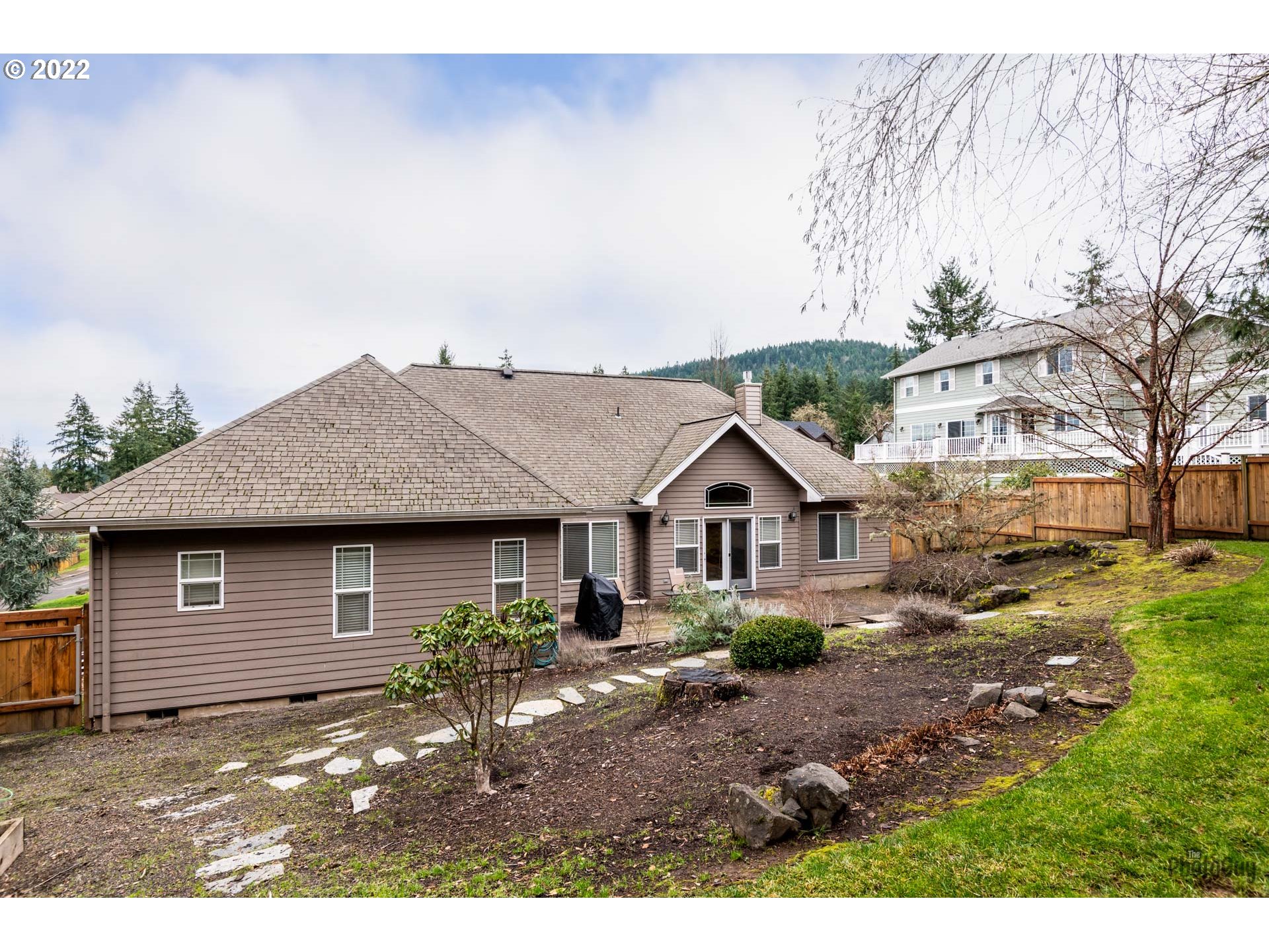 818 South 67th Street Springfield, OR 97478 - Photo 28 of 32 a front view of a house with a garden