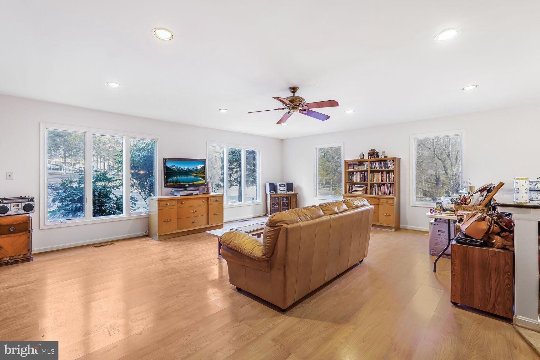 11701 Popes Head Road Fairfax, VA 22030 - Photo 19 of 43 Gallery Image 19
