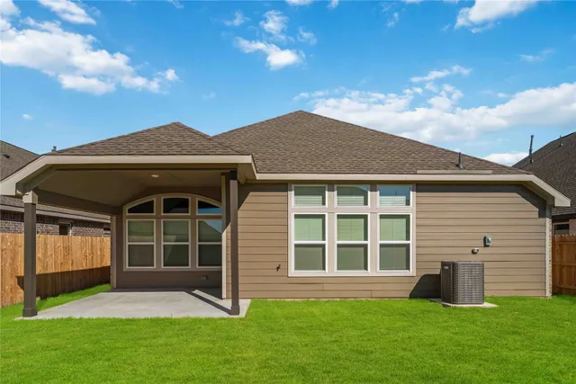 a view of front of a house with a yard