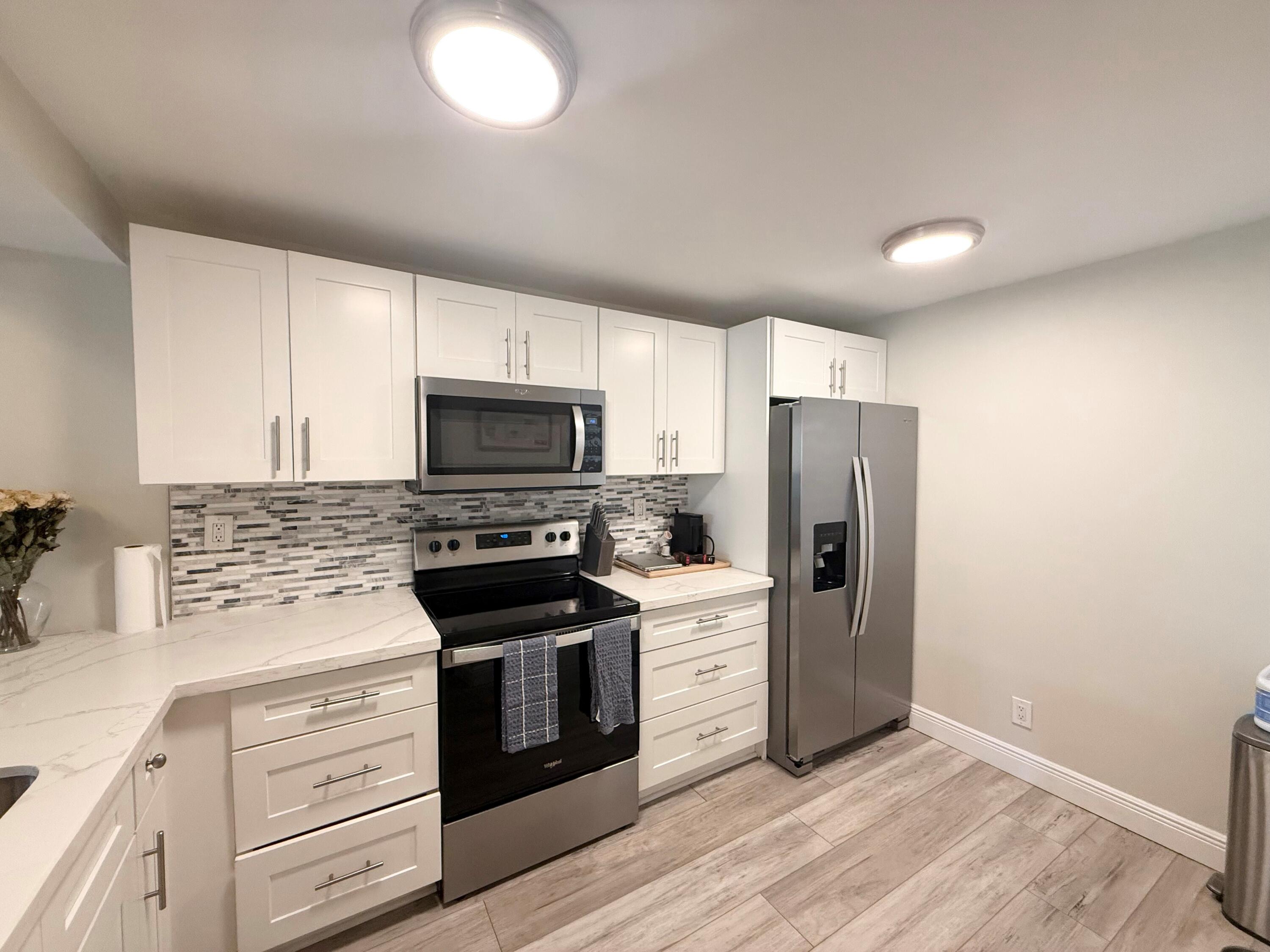11 Royal Palm Way, Unit PH 303 Boca Raton, FL 33432 - Photo 4 of 14 Kitchen